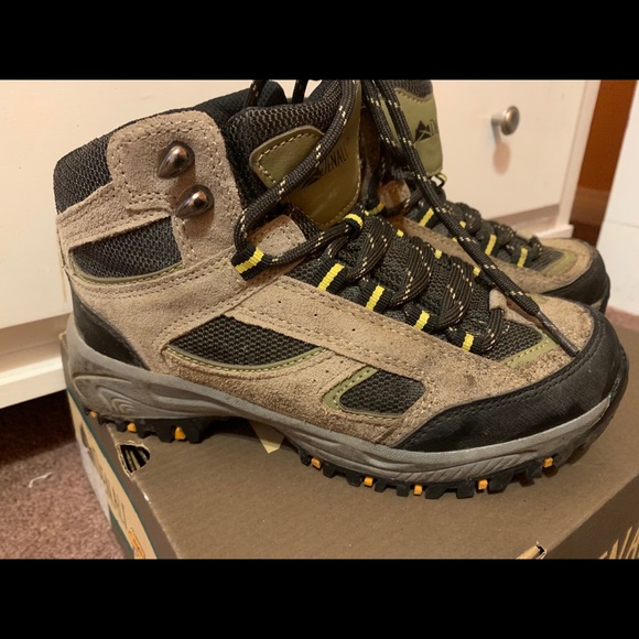 Women’s Denali Hiking Boots - Picture 3 of 8